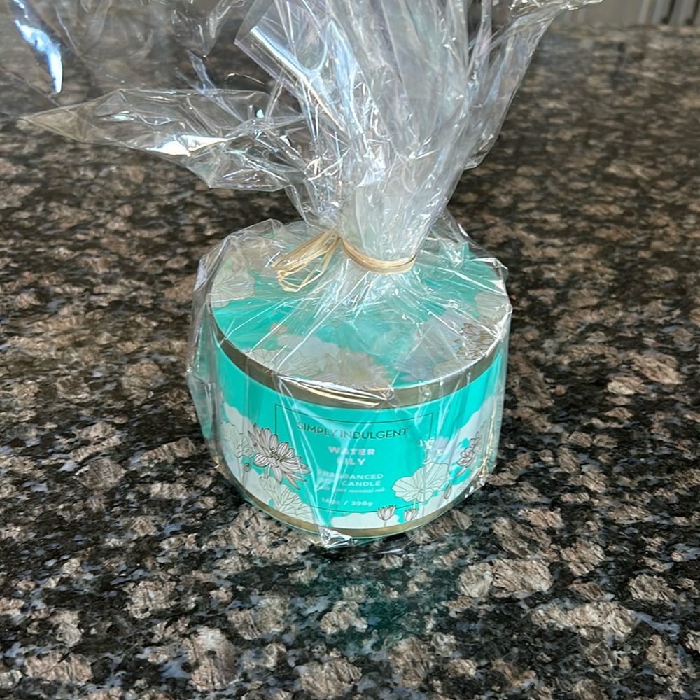 SIMPLY INDULGENT FRAGRANCE SOY CANDLE WATER LILY 14OZ NWT